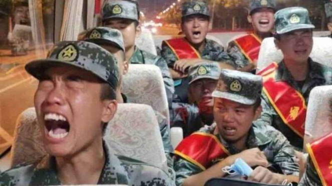 VIVA Militer: Tentara China menangis saat dikerahkan ke zona perang India.