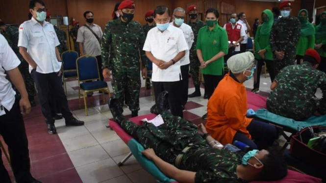 VIVA Militer :Danjen Kopassus Brigjen TNI Mohammad Hasan bersama H.M.Jusuf Kalla