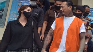 Tak Ingin Berpisah, Jerinx Terus Genggam Tangan Istri Usai Sidang
