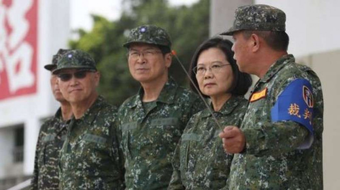 VIVA Militer : Presiden Taiwan Tsai Ing-wen bersama perwira tentara Taiwan
