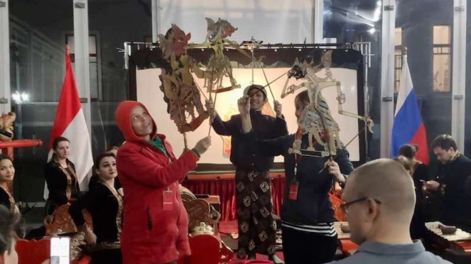 Pertunjukan wayang kulit di Moskow Rusia