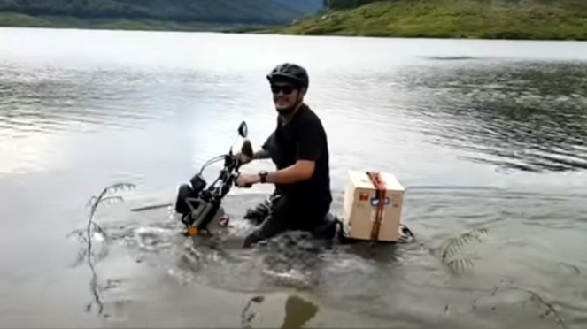 Honda CT125 dibawa berenang di sungai