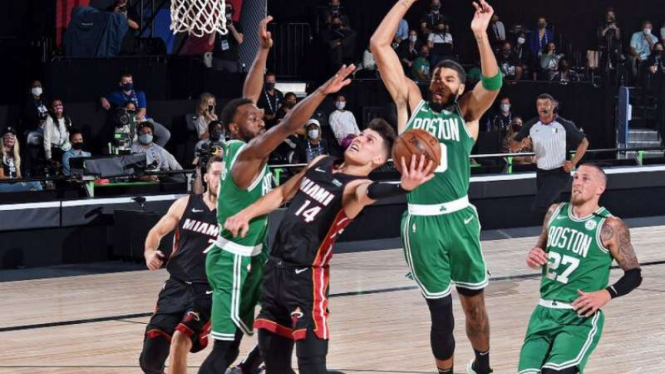 Pemain Miami Heat, Tyler Herro (no 14) saat melawan Boston Celtics.