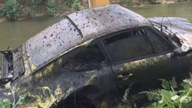 Mobil Porsche 911 yang tenggelam di sungai