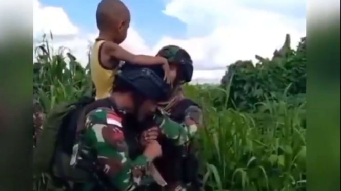 VIVA Militer: Anak Kecil Nangis Minta Gendong TNI