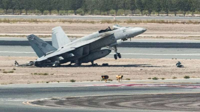 VIVA Militer: Jet tempur F-18 Super Hornet Angkatan Laut AS mendarat darurat