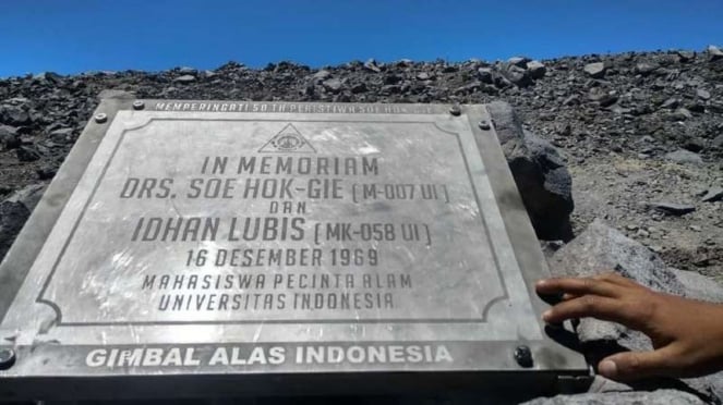 Foto prasasti dua aktivis mahasiswa pada era 1960-an, Soe Hok Gie dan Idhan Lubi