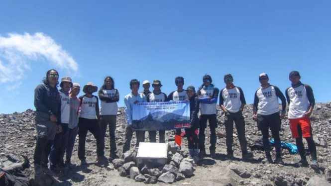 Foto prasasti dua aktivis mahasiswa pada era 1960-an, Soe Hok Gie dan Idhan Lubis, dipasang di gerbang puncak Mahameru, Gunung Semeru, Jawa Timur, oleh sejumlah aktivis pencinta alam pada 19-20 September 2020.