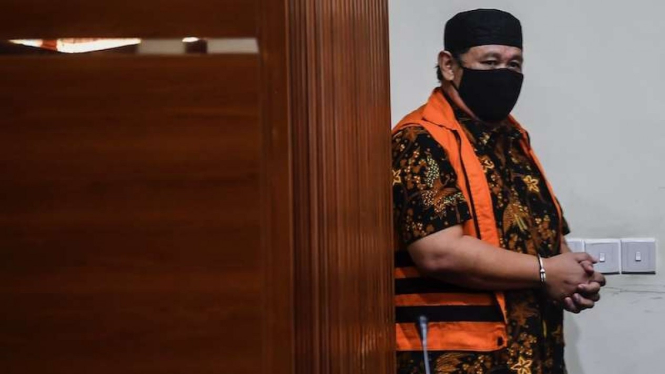 Tersangka korupsi proyek Dinas PUPR Lampung Selatan Hermansyah Hamidi dihadirkan saat konferensi pers usai menjalani pemeriksaan di gedung KPK, Kamis (24/9/2020). 