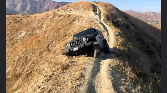 Jeep Wrangler yang tersangkut di punggung gunung