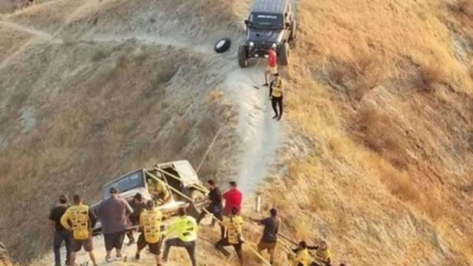 Proses evakuasi Jeep Wrangler yang tersangkut di punggung gunung