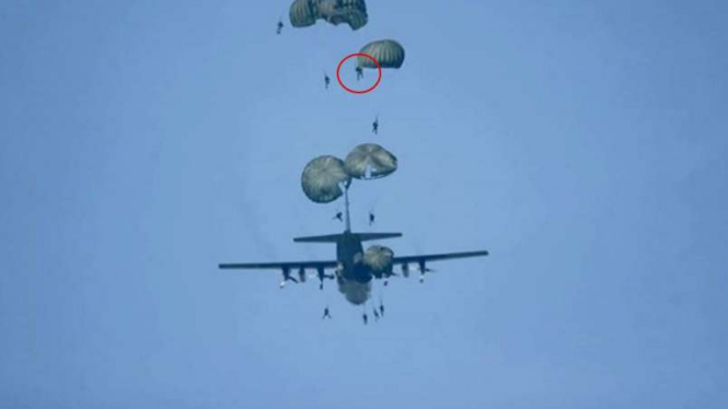 VIVA Militer: Penerjun Kostrad lompat dari Hercules.