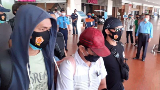 Petugas rapid test cabul di Bandara Soetta ditangkap (tengah, topi merah).