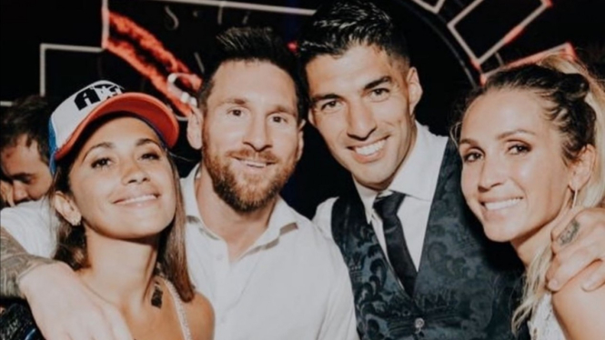 Keluarga Messi dan Suarez berfoto bersama. 