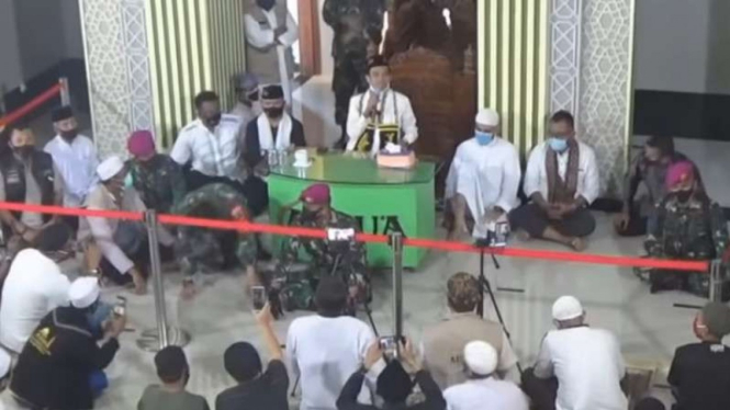 VIVA Militer: Prajurit Marinir TNI menjaga Ustaz Abdul Somad ceramah di Lampung.