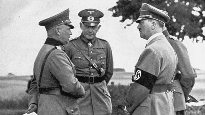 5f6f605fed1b3-viva-militer-jenderal-werner-von-fritsch-kiri-bersama-adolf-hitler-kanan_663_372.jpg