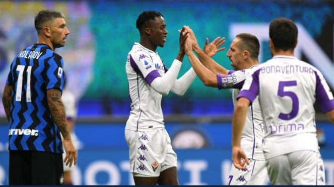 Pemain Fiorentina merayakan gol ke gawang Inter Milan. 