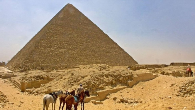 Piramida Agung Giza termasuk salah satu dari tujuh keajaiban kuno dunia.-Getty Images

