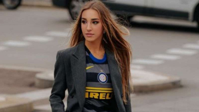 Jersey Inter Milan diperagakan model Ginevra Mavilla.