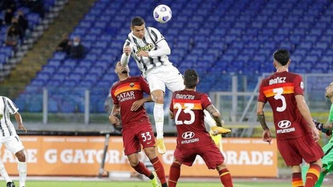 Cristiano Ronaldo mencetak gol ke gawang AS Roma