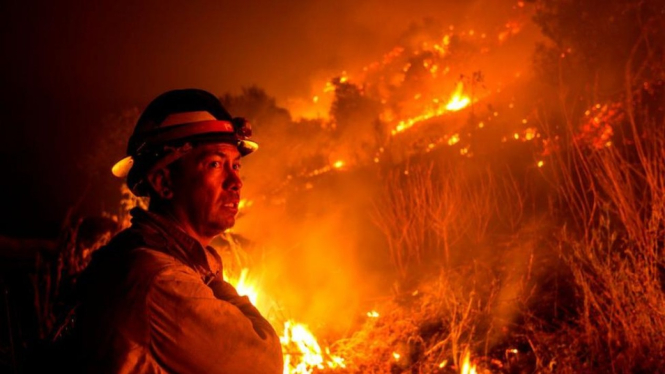 Keberadaan pemadam kebakaran sangat dibutuhkan akibat skala dan luasnya kebakaran hutan di California.-Getty Images

