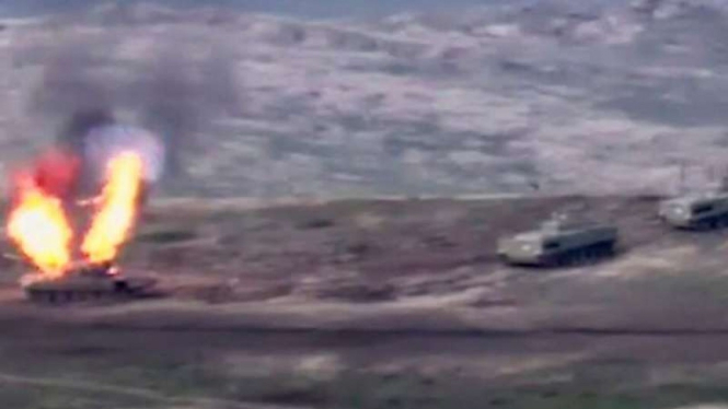 VIVA Militer: Tank militer Azerbaijan meledak diserang pasukan Armenia