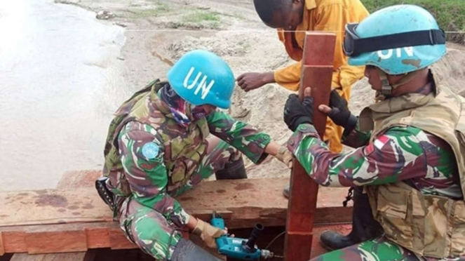VIVA Militer: Satgas Kompi Zeni TNI Konga Bangun Jembatan di Kongo