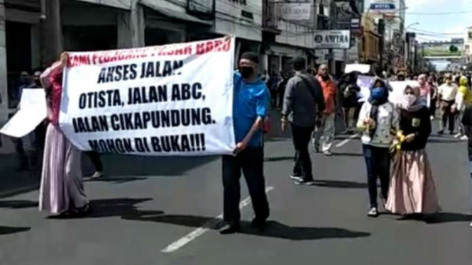 Puluhan pedagang Pasar Baru Trade Center memprotes kebijakan buka tutup jalan yang dilakukan Pemerintah Kota Bandung di depan Pasar Baru di Jalan Otista, Senin, 28 September 2020.