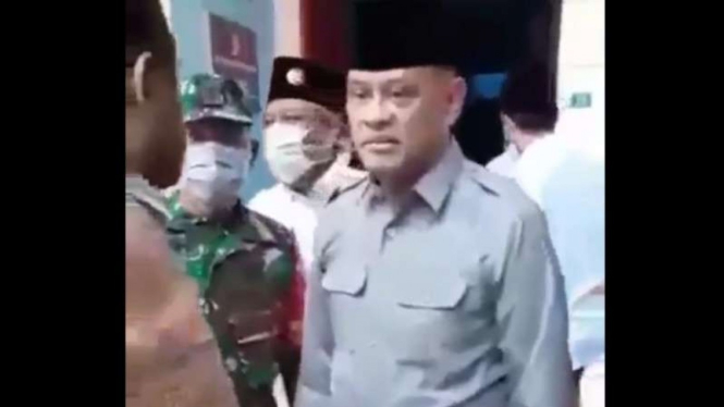 VIVA Militer: Prajurit TNI kawal Gatot saat diusir arek Suroboyo.