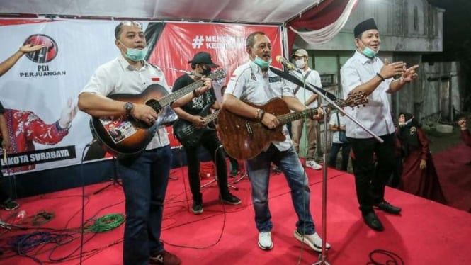 Calon wali kota dan wakil wali kota Surabaya Eri Cahyadi dan Armudji menyanyikan lagu kampanye untuk Pilkada Surabaya.