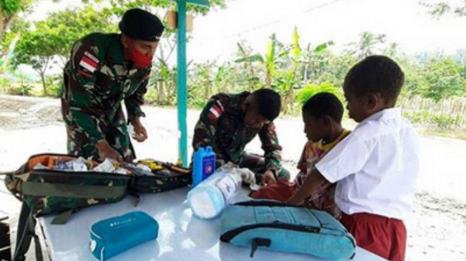 VIVA Militer: Yonif Raider 100/PS obati bocah digigit anjing di Papua.