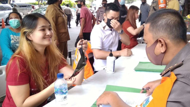 Petugas saat melakukan Operasi Yustisi di Tanah Abang, Jakarta Pusat.