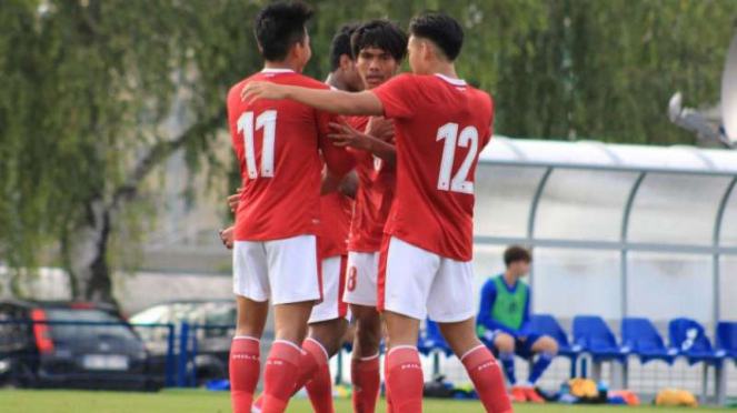 Pemain Timnas Indonesia U-19 rayakan gol.