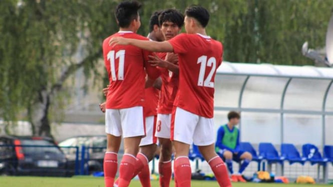 Pemain Timnas Indonesia U-19 rayakan gol.