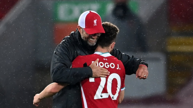 Manajer Liverpool, Juergen Klopp memeluk Diogo Jota usai laga