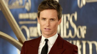 Eddie Redmayne Dihujat karena Bela JK Rowling soal Komen Transphobia
