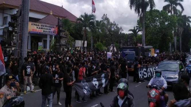 Demo pendukung Jerinx di Kota Denpasar dibubarkan polisi.