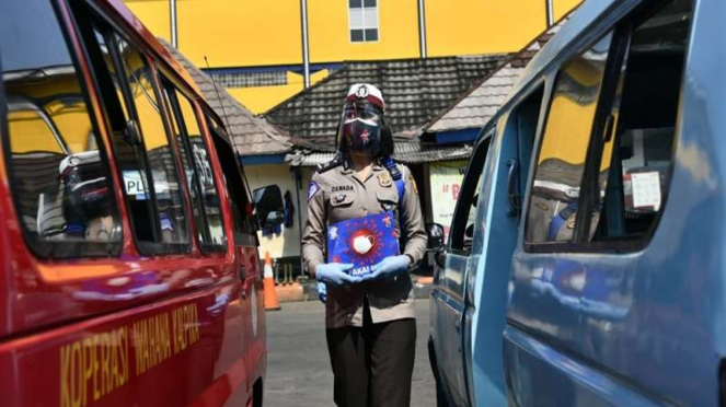 Polwan sedang kampanye penggunaan masker di kendaraan umum