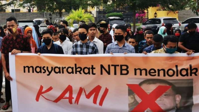 Ratusan orang di Kota Mataram, Nusa Tenggara Barat, menolak deklarasi Koalisi Aksi Menyelamatakan Indonesia (KAMI) di halaman Islamic Center Mataram, Selasa, 29 September 2020.