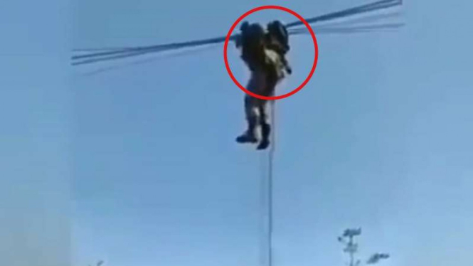 VIVA Militer: Prajurit TNI tersangkut di kabel listrik.
