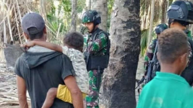 VIVA Militer: Prajurit Yonarmed  3/105 Tarik saat mengamankan warga di Naktuka.