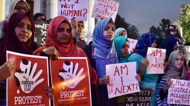 Para aktivis dan warga menggelar aksi menentang pelecehan seksual, pemerkosaan dan pembunuhan terhadap perempuan di Bangalore, India pada tanggal 11 Deseember tahun 2019.-Getty Images

