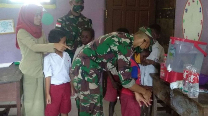 VIVA Militer: Prajurit Yonif 125/SMB Edukasi Cuci Tangan di Perbatasan Papua