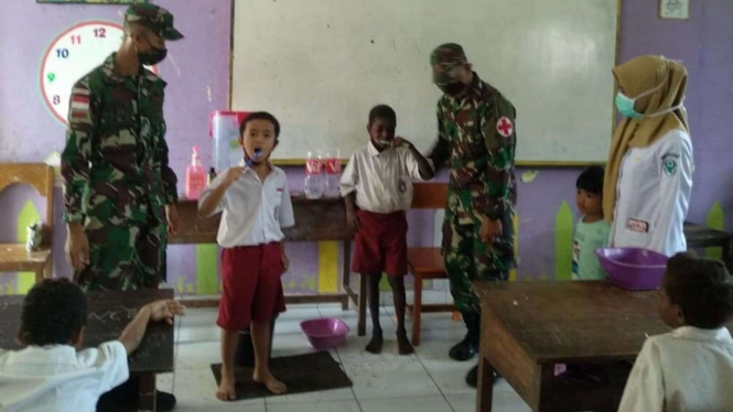 VIVA Militer: Prajurit Yonif 125/SMB Edukasi Menyikat Gigi di Perbatasan Papua