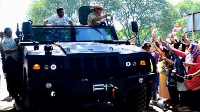 VIVA Militer : Menhan Prabowo Subianto uji coba rantis buatan PT Pindad 