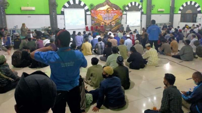 Sejumlah elemen umat Islam menghadiri kegiatan nonton bareng film G30S/PKI di Masjid Mujahidin yang tak jauh dari kediaman pribadi Presiden Joko Widodo di Solo pada Rabu malam, 30 September 2020.