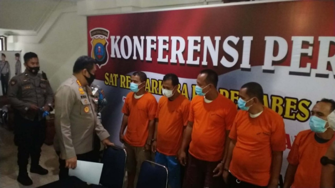 Para tersangka pesta narkoba diamankan aparat kepolisian Medan.