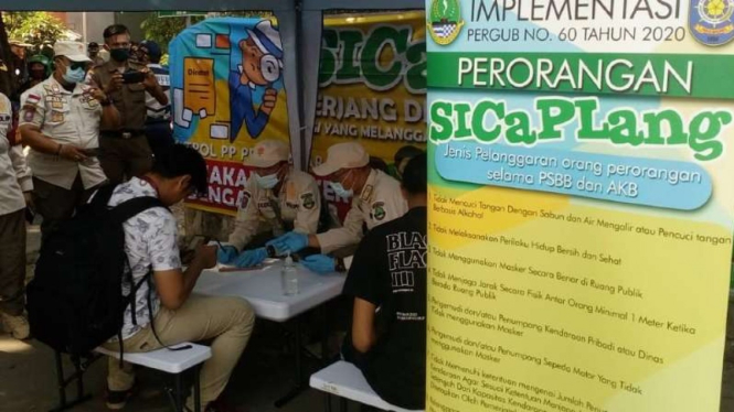 Seorang warga terjaring razia dalam operasi pendisiplinan protokol kesehatan pencegahan penularan COVID-19 di Kota Depok, Jawa Barat, Kamis, 1 Oktober 2020.