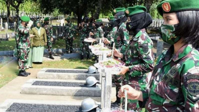 VIVA Militer: Panglima Kodam Jaya saat ziarah kubur ke TMP Kalibata.