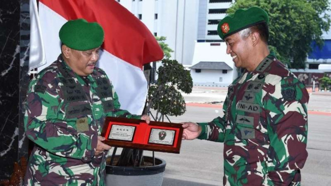 VIVA Militer : KSAD Jenderal TNI Andika Perkasa bersama Letjen TNI Ali Hamdan